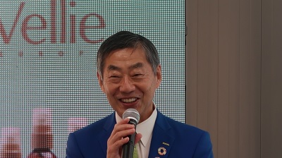 写真　セレモニーでホホバオイル製品を紹介する更家社長（ジェトロ撮影）