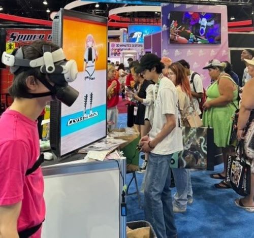 写真　ジャパンパビリオンでVR体験をする参加者（ジェトロ撮影)