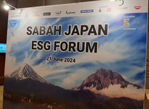 写真　ともに世界遺産の富士山とキナバル山をデザインしたイベントボード（ジェトロ撮影）