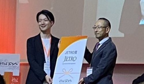 写真　「ジェトロ賞」を受賞したアルマプリズムの糟野新一氏（左）（ジェトロ撮影）