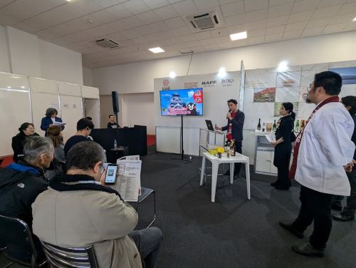 写真　「ふるさといいもの展」で発表する熊本県の出展者（ジェトロ撮影）