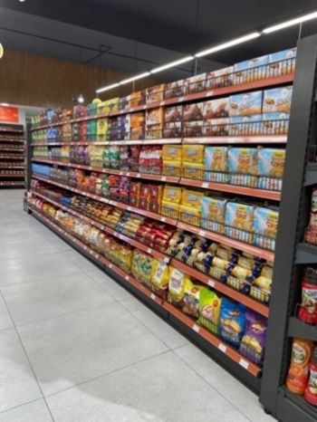 写真　多くの食品が並ぶシレット店舗内（ジェトロ撮影）
