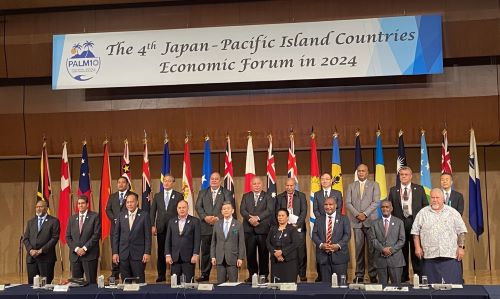写真　島しょ国と日本の代表による記念撮影（ジェトロ撮影）