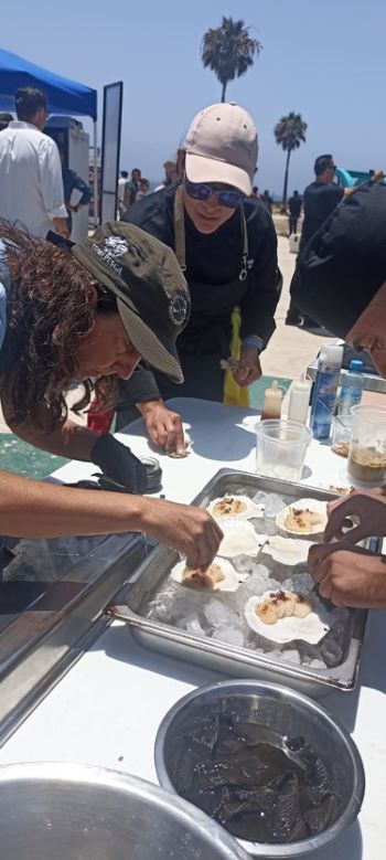 写真　ホタテを初めて調理する学生料理人ら（ジェトロ撮影）