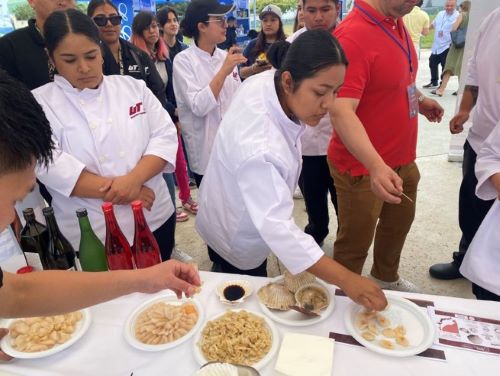 写真　ホタテの貝柱とヒモを初めて試食する学生料理人ら（ジェトロ撮影）