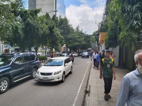 写真　人の往来が増加したグルシャン2の道路状況（7月25日、ジェトロ撮影）