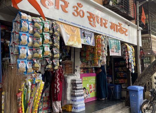 写真　インド西部ムンバイの家族経営のキラナ（ジェトロ撮影）