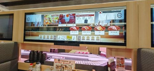写真　大型のデジタルビジョンとレーンを融合させた「デジロー」（ジェトロ撮影）