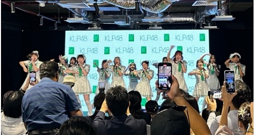 写真　イベントでパフォーマンスを披露するメンバー（ジェトロ撮影）