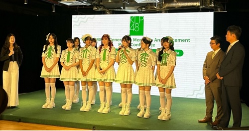写真　記者の質問に答えるメンバー、全員が自己紹介にマレー語を交えた（ジェトロ撮影）