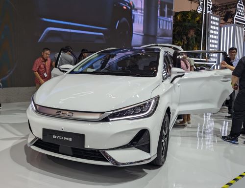 写真　BYDが発表した3列シート多目的車（MPV）「M6」（ジェトロ撮影）