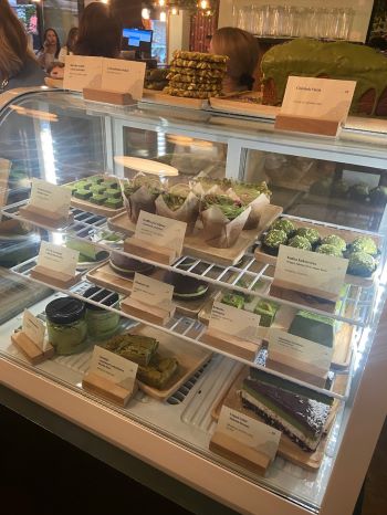 写真　カフェで販売される抹茶スイーツ（ジェトロ撮影）