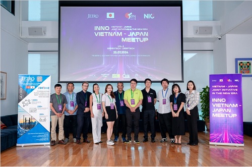 写真　登壇者と主催者の集合写真（ジェトロ撮影）