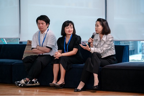 写真　登壇SUのピッチにコメンテーターとして、コメント・質問するVCの3人。左からREAZON Capitalの栗加慧Head of Global Investments、Genesia Venturesのホアン・ティ・キム・ズンCountry Director of Vietnam、Do Ventures ビー・レー共同創業者兼ジェネラルパートナー（ジェトロ撮影）
