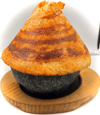 写真　ドーサが乗った火山ラーメン（サンパーク提供）