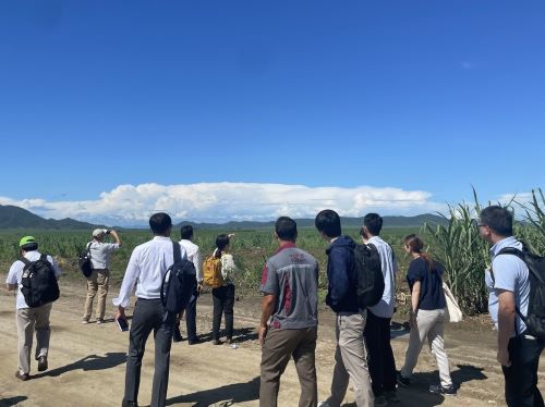写真　農地視察の様子（ジェトロ撮影）