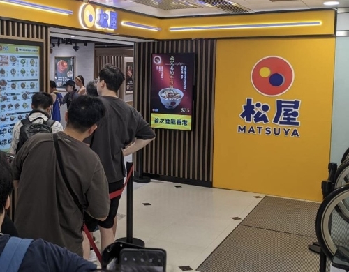 写真　店舗に並ぶ消費者の様子（ジェトロ撮影）