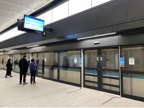 写真　シティ・アンド・サウスウェスト線マーティンプレース駅のホーム（ジェトロ撮影）