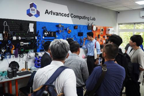 写真　HCMUT内の研究室を視察する様子（HCMUT提供）