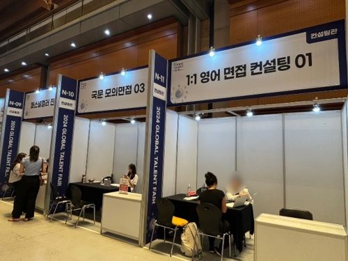 写真　1対1英語面接コンサルティング（手前、ジェトロ撮影）