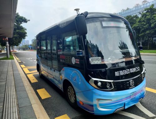 写真　車両は乗客用の座席が9席のミニバスタイプを採用（ジェトロ撮影）