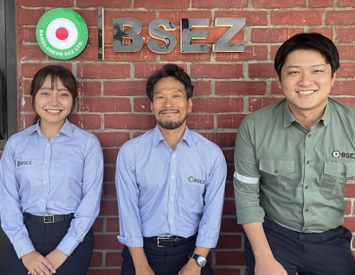 写真　BSEZの運営を行う（左から）早田課長、河内社長、新川部長（ジェトロ撮影）