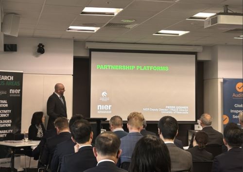 写真　ニューカッスル大学（NIER）で説明を受けるミッション参加者（ジェトロ撮影）