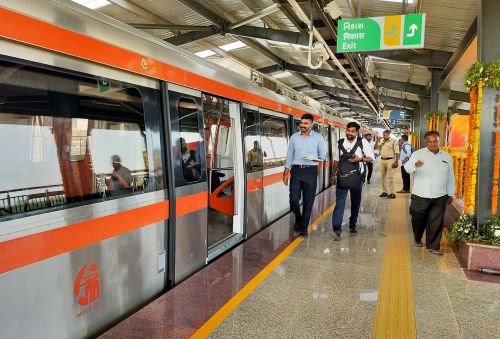 写真　新規開業したGIFTシティー駅（ジェトロ撮影）