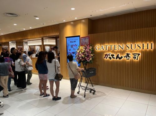 写真　店舗に並ぶ消費者の様子（ジェトロ撮影）