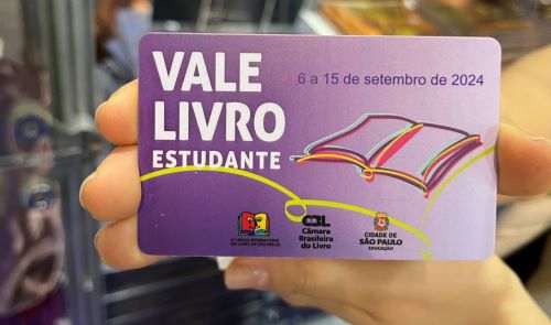 写真　サンパウロ市から学生に配布された図書カード（ジェトロ撮影）