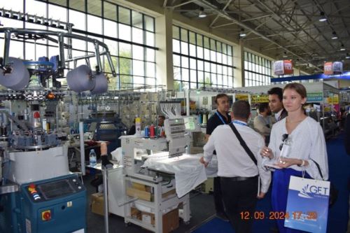 写真　CAITME 2024で展示されたタジマのAI（人工知能）刺しゅう機に興味を示す来場者（ジェトロ撮影）