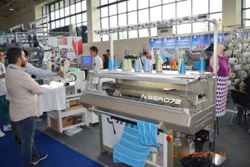 写真　CAITME 2024で展示された島精機製作所のコンピュータ横編機（ジェトロ撮影）