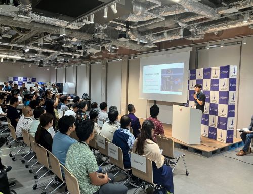 写真　会場となったStartup Lab Lagoon Nahaでのピッチの様子（ジェトロ撮影）