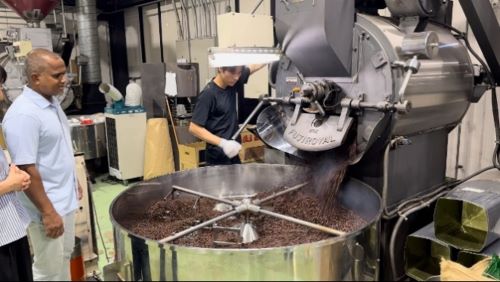 写真　珈琲焙煎工場視察の様子（ジェトロ撮影）