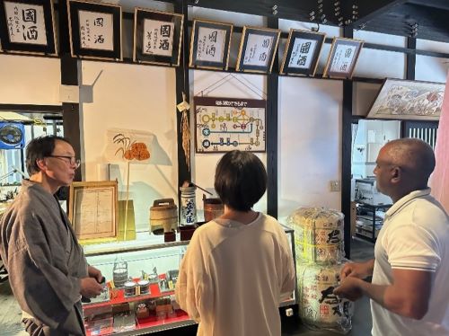 写真　酒蔵の視察の様子（ジェトロ撮影）