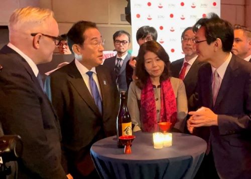 写真　輪島塗と日本酒について説明を受ける岸田首相（左2人目、ジェトロ撮影）