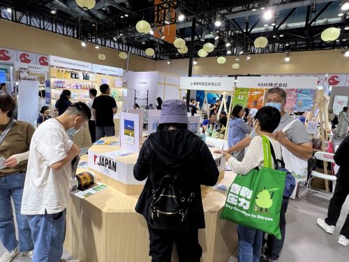 写真　熱心に各自治体の紹介資料を見る来場者（ジェトロ撮影）