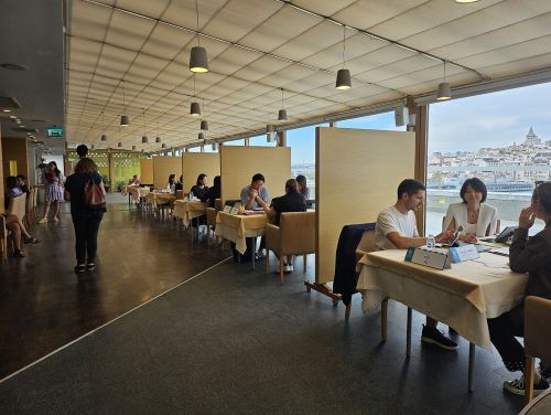 写真　各企業の個別の商談の様子（ジェトロ撮影）