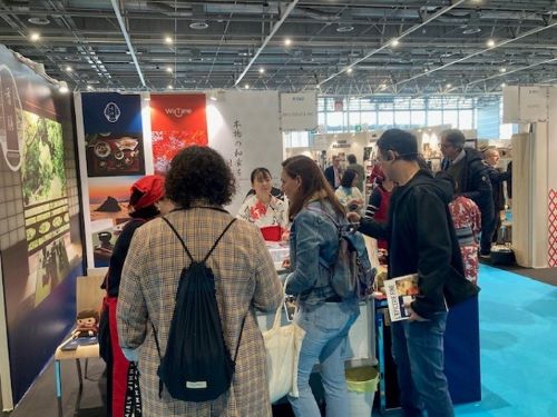 写真　日本の出展者のブースに集まる来場者（ジェトロ撮影）
