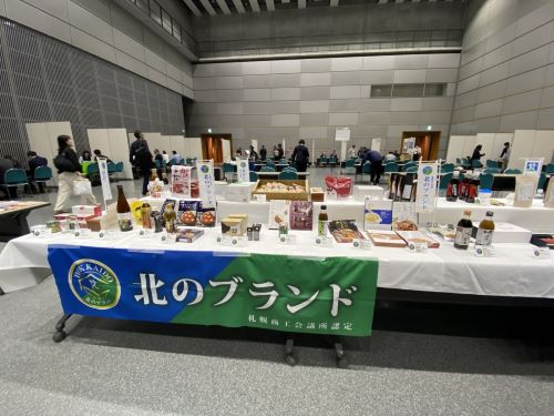 写真　会場でバイヤーが手に取る様子も見られた、道内企業の商品サンプル（ジェトロ撮影）