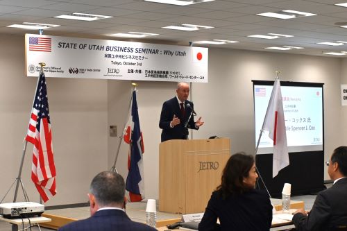 写真　講演するユタ州のコックス知事（ジェトロ撮影）