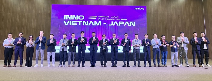 写真　開催機関と登壇企業による集合写真（ジェトロ撮影）