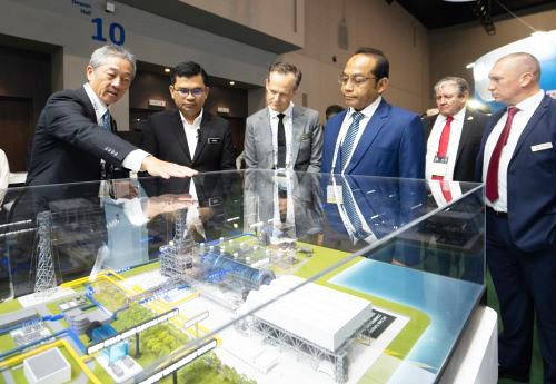 写真　高砂水素パークについてアクマル・ナシールエネルギー移行・水資源変革省副大臣（左から2人目）らに説明する三菱重工業の津久井理事（同1人目）（同社提供）