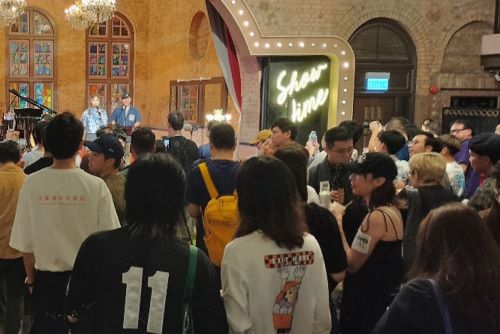 写真　試飲グラスを片手にライブを楽しむ参加者（ジェトロ撮影）