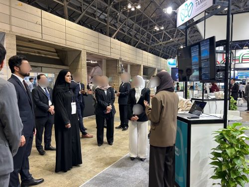 写真　UAEパビリオンを視察するマズルーイ大臣（ジェトロ撮影）