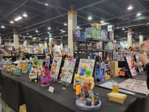 写真　キャラクターの記念品を展示し、参加者に販売する様子（ジェトロ撮影）