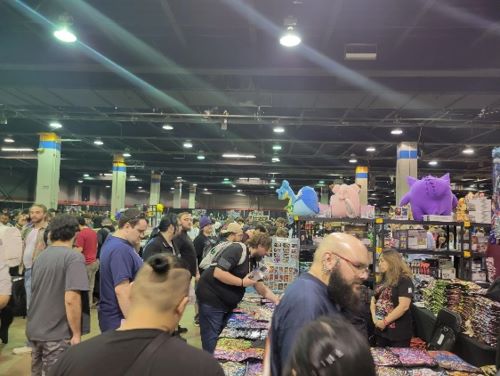 写真　Tシャツやぬいぐるみなどアニメ関連グッズが販売された（ジェトロ撮影）