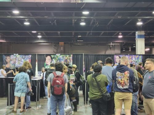 写真　声優のサインや写真撮影に並ぶ参加者（ジェトロ撮影）