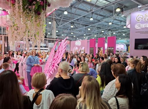 写真　イベントを実施して大勢の来場者を集めるロシア企業のブース（ジェトロ撮影）