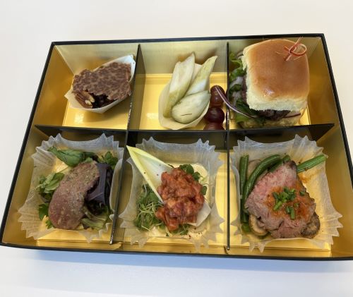 写真　試食に提供された非ロイン系部位を用いた高付加価値なアペタイザー（ジェトロ撮影）